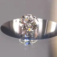 De ce strălucesc diamantele