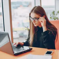 Ochelarii antireflex pentru calculator: sunt aceștia potriviți pentru citit?