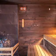 Beneficiile pentru sănătate ale sesiunilor regulate de saună