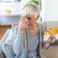 Vedere încețoșată după 40? Cel mai probabil este presbiopie