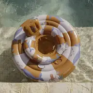 Cum îți pregătești copilul pentru prima experiență la piscină în această vară