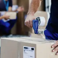 Un producător și-a schimbat ambalajul pentru a reduce costurile de transport. Economia nu a venit din material, ci din dimensiuni