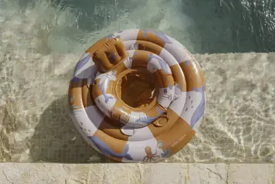Cum îți pregătești copilul pentru prima experiență la piscină în această vară