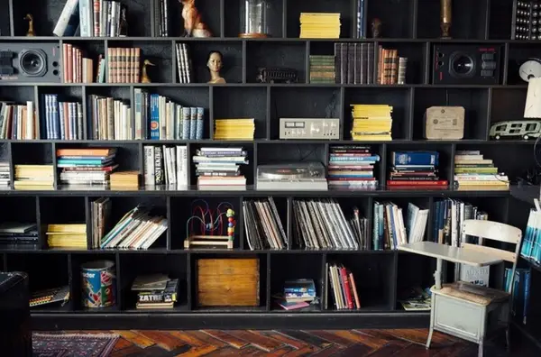 Vrei să renunți la cărțile din bibliotecă? Vezi cum le poți valorifica la anticariat!