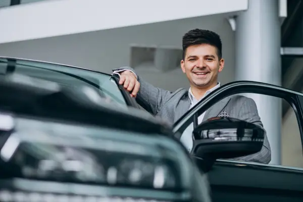 Cum să obții finanțarea potrivită pentru autovehiculul tău: soluții integrate de la Porsche Finance Group