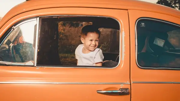 Până la ce vârstă are copilul nevoie de scaun auto