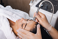 Descoperă secretele tinereții cu ajutorul tratamentelor de rejuvenare facială și mezoterapie